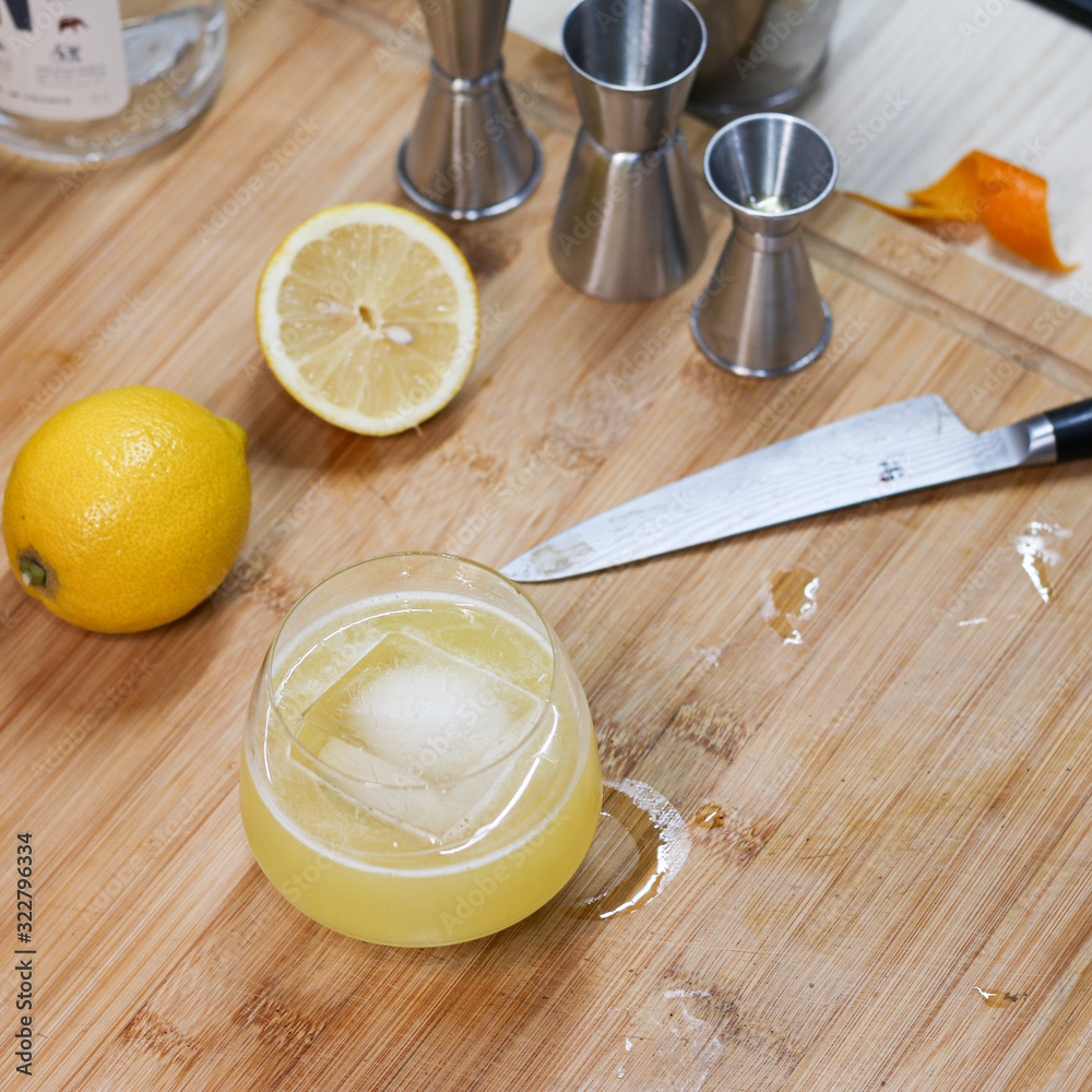 Bee's Knees Cocktail preparation Bee's Knees Cocktail preparation