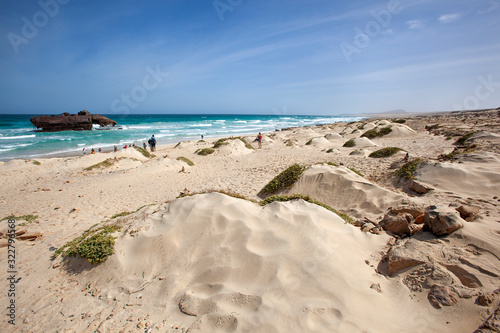 Fotografia Beautiful sand dunes landscape with tourists on tour viewing a shipwreck on Boa