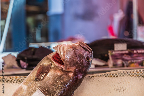 Cernia Bianca. Esposta in vendita alla pescheria di Catania.  Cernia è il nome di un pesce di mare molto conosciuto per la pregevolezza delle sue carni photo
