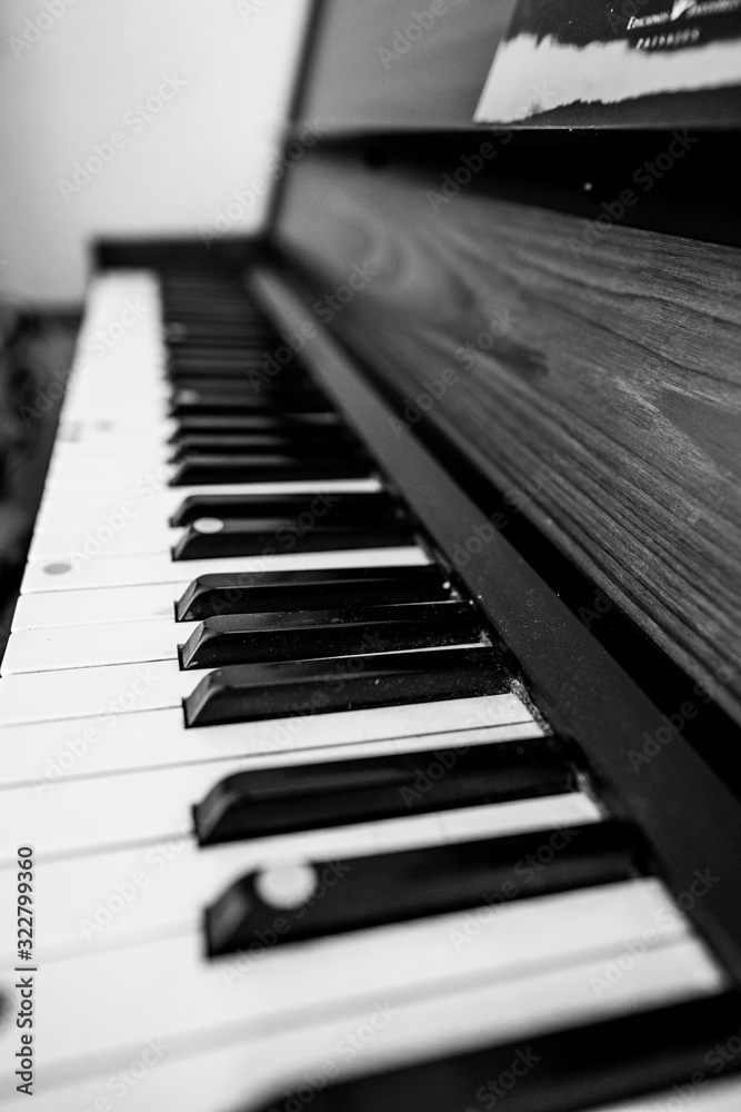 Piano visto desde cerca en blanco y negro Piano visto desde cerca en blanco y negro
