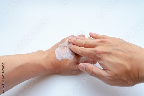  Apply moisturizing hand cream to hands