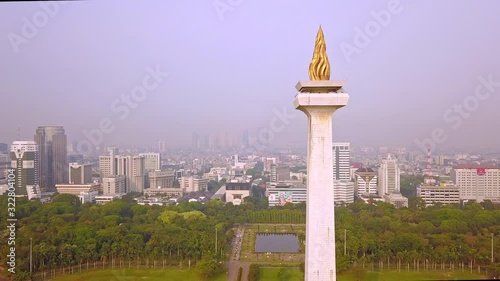 JAKARTA, Indonesia - 08 Juni 2019: Pemandangan udara dari Monumen Nasional Jakarta dengan kabut polusi udara. Ditembak dalam resolusi 4k dari drone photo