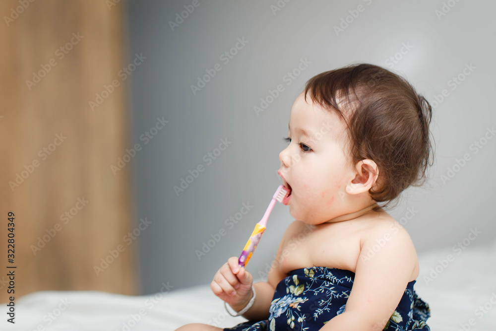 The 1 year girl is brushing her teeth yourself