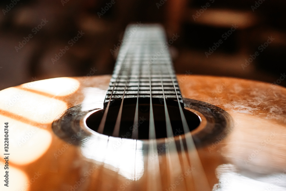 Fototapeta Zbliżenie na głowę gitary klasycznej z otworem dźwiękowym i żądłami. Niewyraźne tło