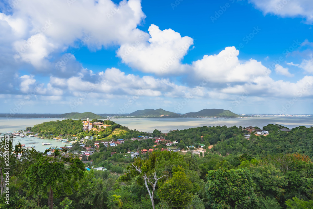 Obraz premium landscape with trees and blue sky