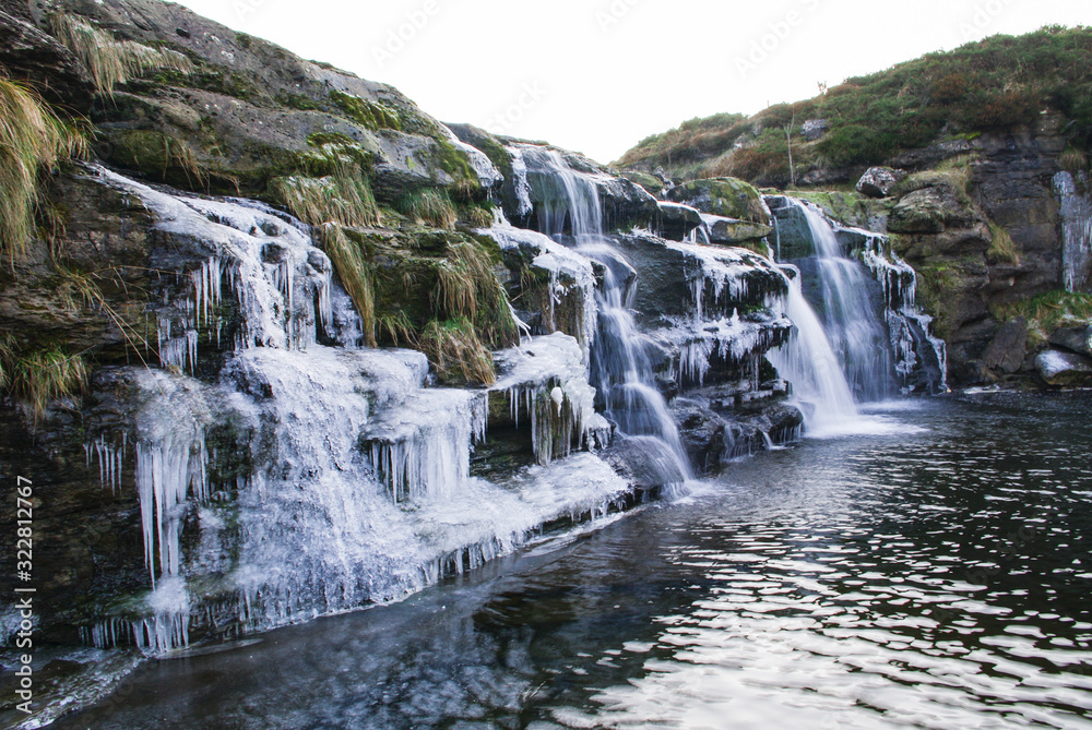 Fototapeta premium cascada helada 2