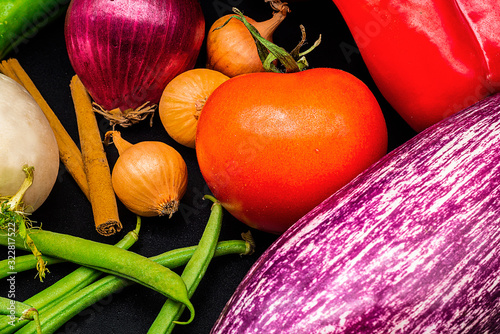 Deliciosas verduras con fondo negro.