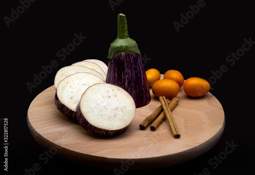 Verduras y frutas encima de una pequeña encimera de madera.