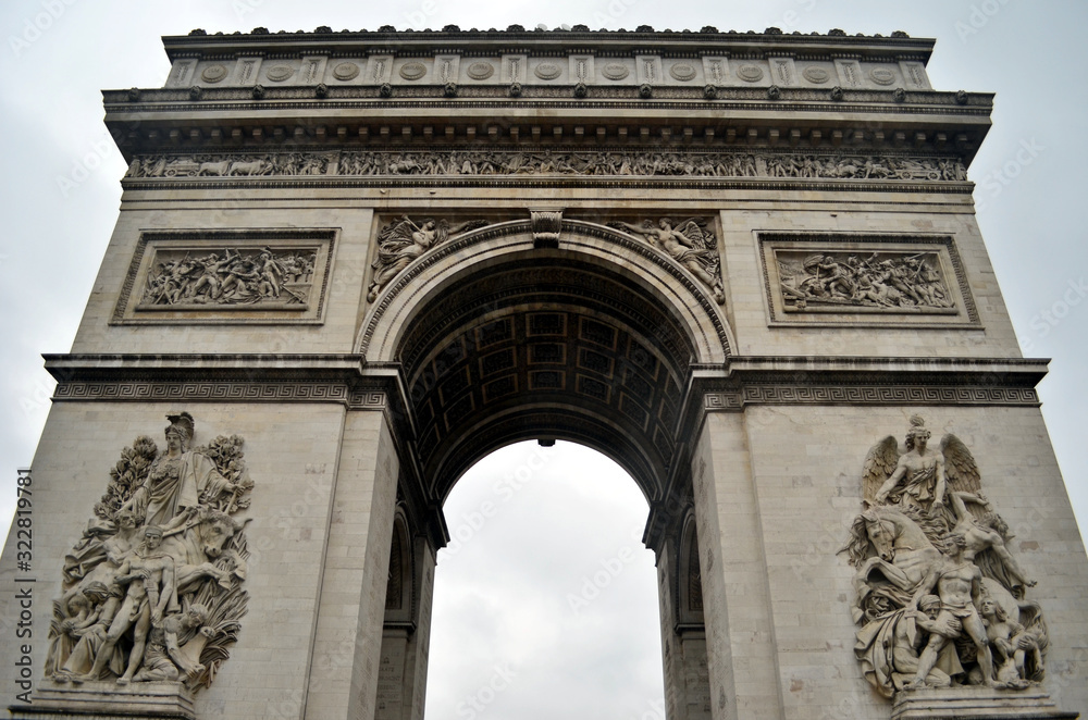 Obraz premium Arc de Triomphe in Paris in rainy day