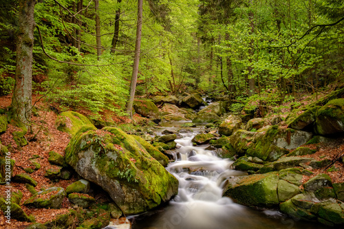 Wasserfall im wildromatischen lsetal im Fr  hling  Langzeitbelichtung 