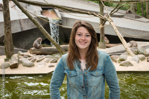 Portrait belle et charmante jeune femme caucasian brune aux yeux bleu joyeuse et confiance en soi séduisante chanceuse charismatique française européenne heureuse zen à Amsterdam Hollande capitale photo