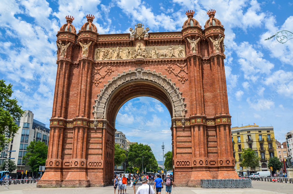 Obraz premium The Arc de Triomf is a triumphal arch in the city of Barcelona in Catalonia, Spain. The arch is built in reddish brickwork in the Neo-Mudejar style.