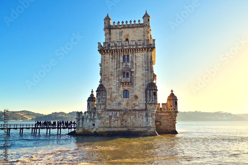 vista della storica torre di Belem situata a Lisbona in Portogallo. È una torre fortificata dichiarata patrimonio mondiale dell'UNESCO ed essendo il simbolo della città è molto apprezzata dai turisti