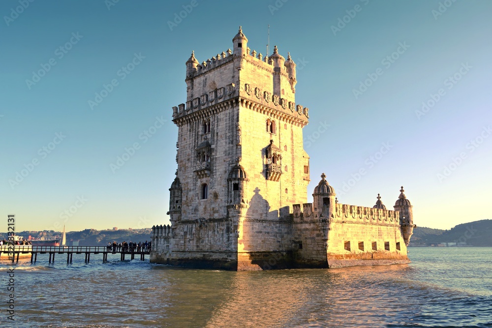 vista della storica torre di Belem situata a Lisbona in Portogallo. È una torre fortificata dichiarata patrimonio mondiale dell'UNESCO ed essendo il simbolo della città è molto apprezzata dai turisti
