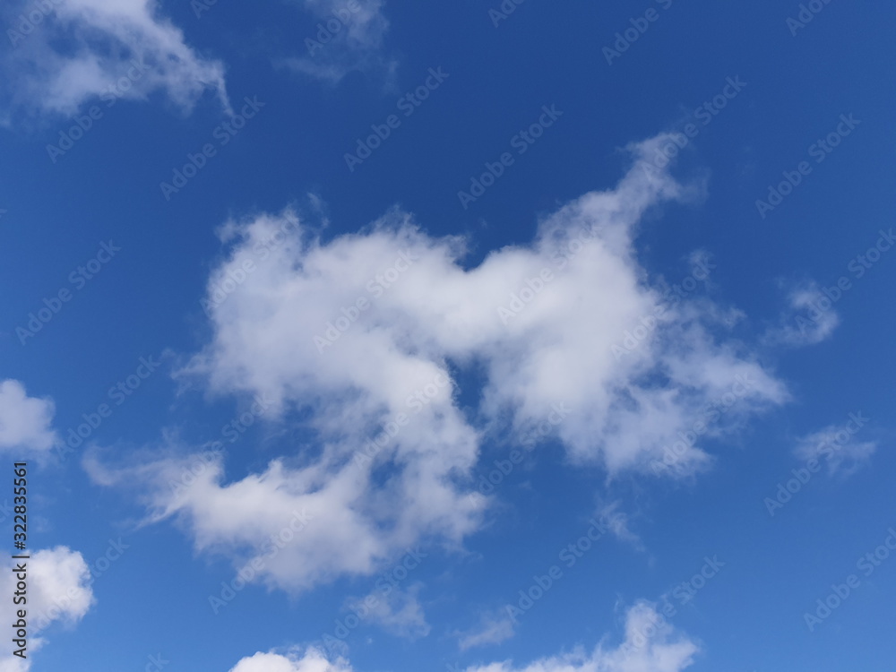 Herz in Wolken vor blauem Himmel