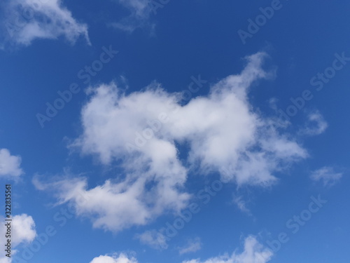 Herz in Wolken vor blauem Himmel