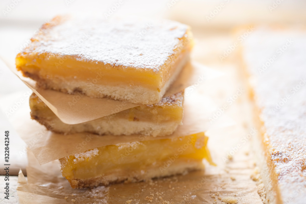 Lemond curd cake, squares with icing sugar