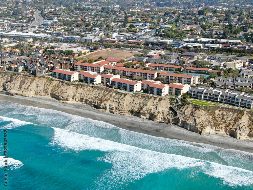 Fototapeta premium Aerial view of typical south california community condo next to the sea on the edge of the cliff during sunny day. Solana Beach. USA