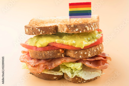 Sandwich LGBT lettuce, guacamole, bacon and tomato