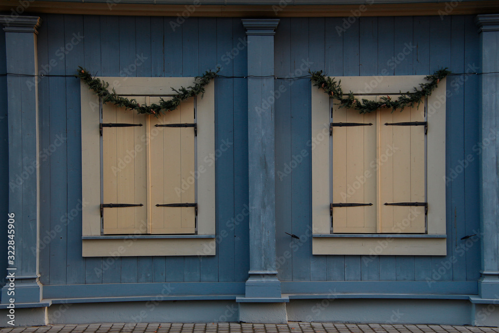 Obraz premium windows in a wooden country house, closed with wooden shutters