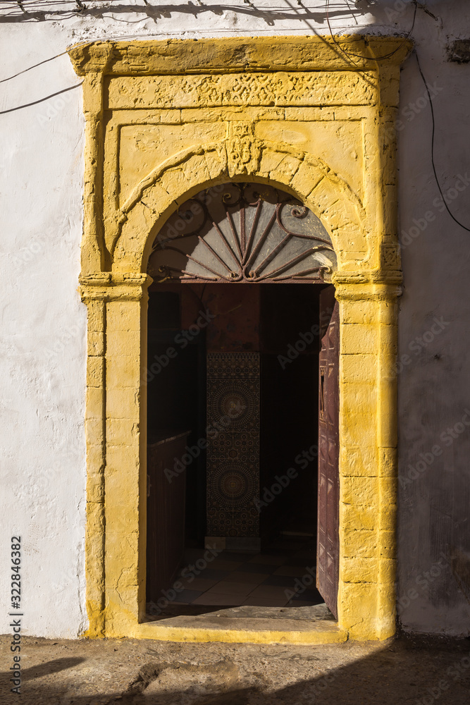 Obraz premium Yellow gate with an arch, Morocco