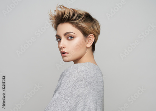 Φωτογραφία Portrait of sexy woman with short blonde hair
