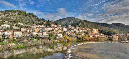 Vue du village de Roquebrun en Occitanie - Herault - France