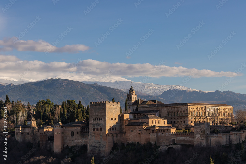 Alhambra con Sierra Nevada de fondo