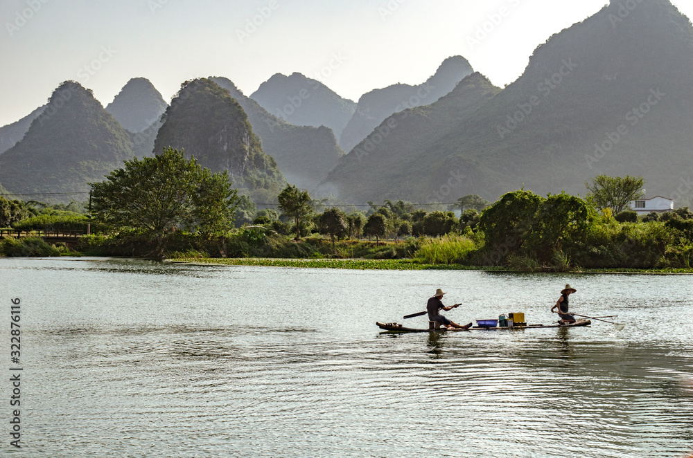 El Rio Li Paisaje tipico montañoso de las zonas de el rio Li en Guilin, China ...