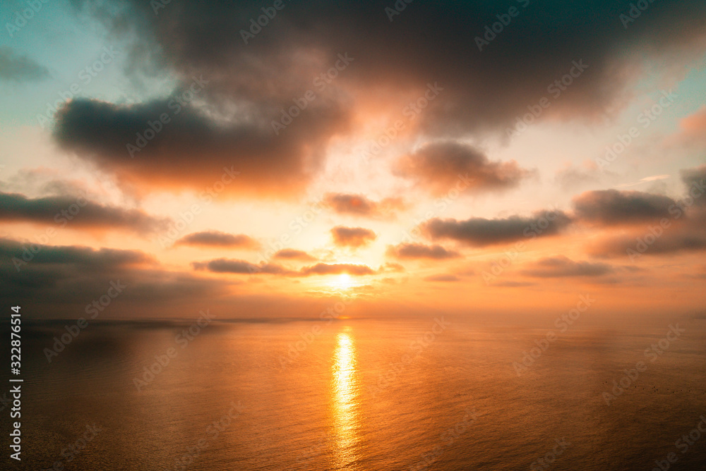 Obraz premium Beautiful sunset over the ocean