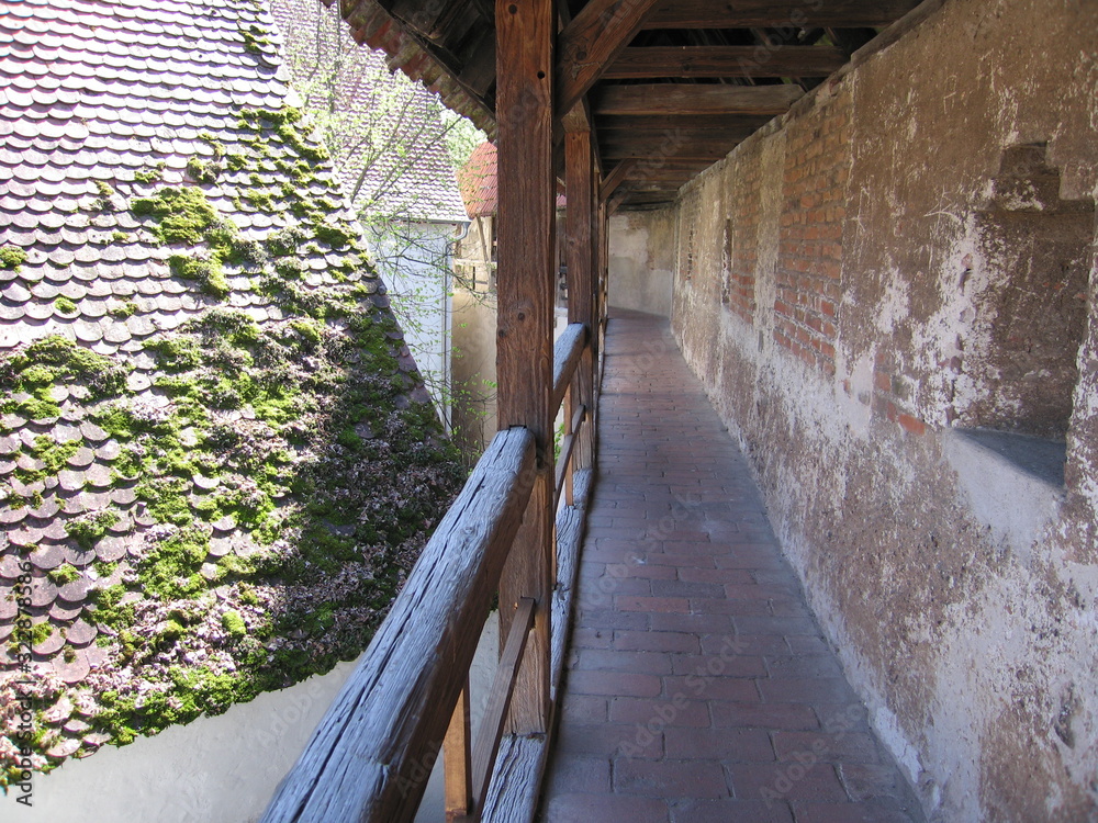 Obraz premium Begehbarer Wehrgang Stadtmauer Nördlingen