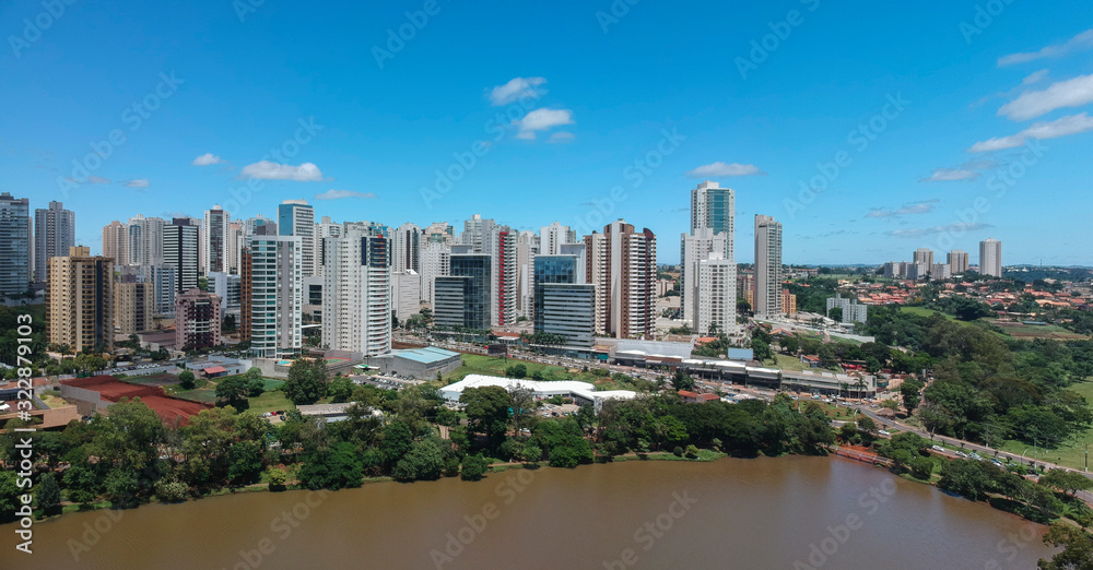Vista aérea de Londrina e o lago Igapó, Paraná, Brasil