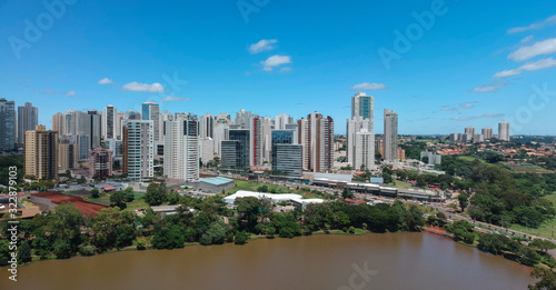 Vista aérea de Londrina e o lago Igapó, Paraná, Brasil © phaelshoots
