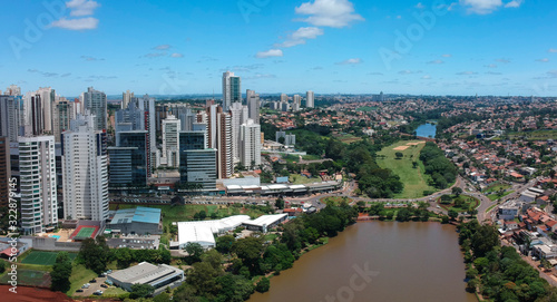 Vista aérea de Londrina e o lago Igapó, Paraná, Brasil