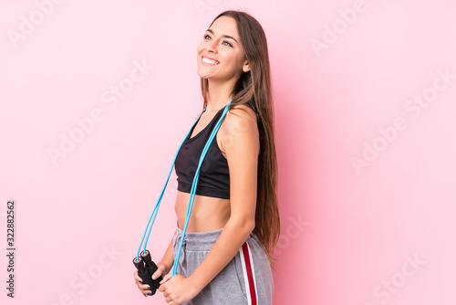 Young caucasian sporty woman holding a jump rope