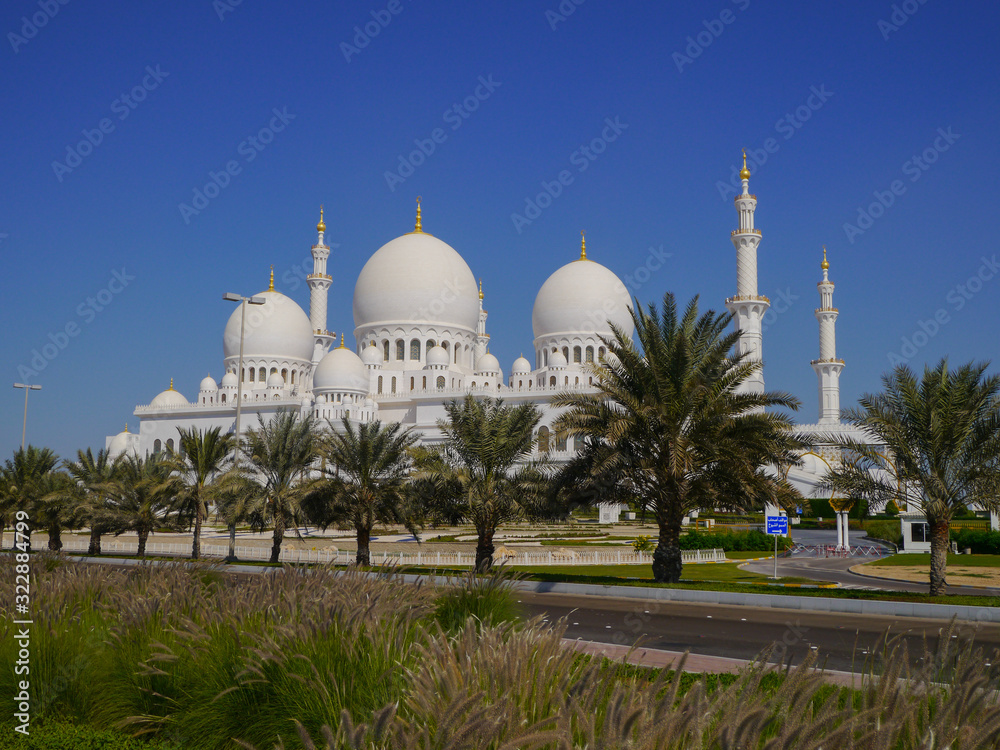 Obraz premium Outside view of Sheikh Zayed Mosque in Abu Dhabi