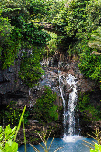 Fototapeta Naklejka Na Ścianę i Meble -  waterfall in Hawaii with a bridge in the background