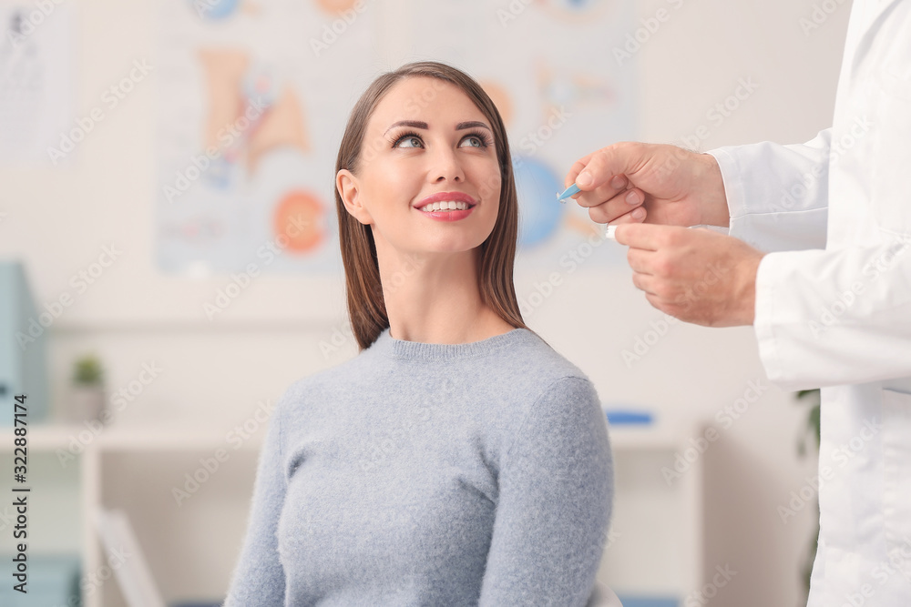 Obraz premium Ophthalmologist explaining patient how to use contact lenses