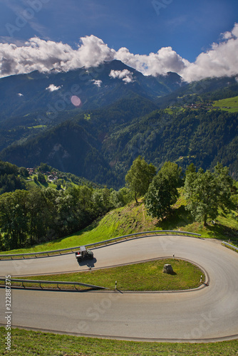 Foto Wavy Mountain Road, Castiel village, Switzerland