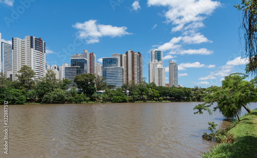 Vista de Londrina e o lago Igapó, Paraná, Brasil