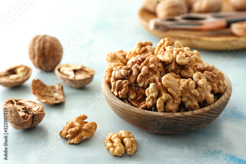 Fotografía Bowl with tasty walnuts on table