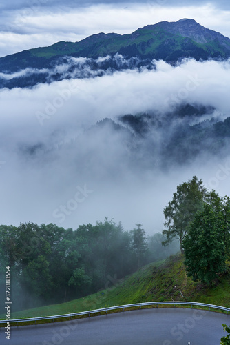 Foto Wavy Mountain Road in Castiel village, Switzerland