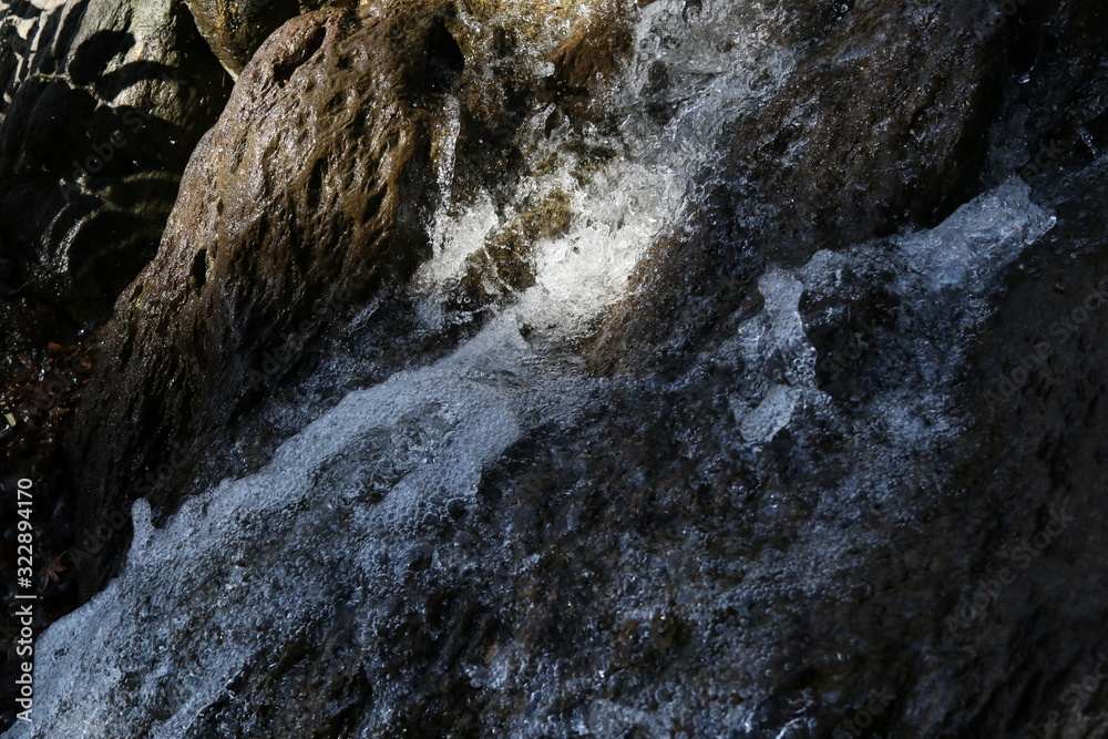 close up de una cascada en el bosque durante el atardecer