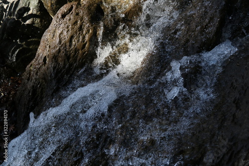 close up de una cascada en el bosque durante el atardecer