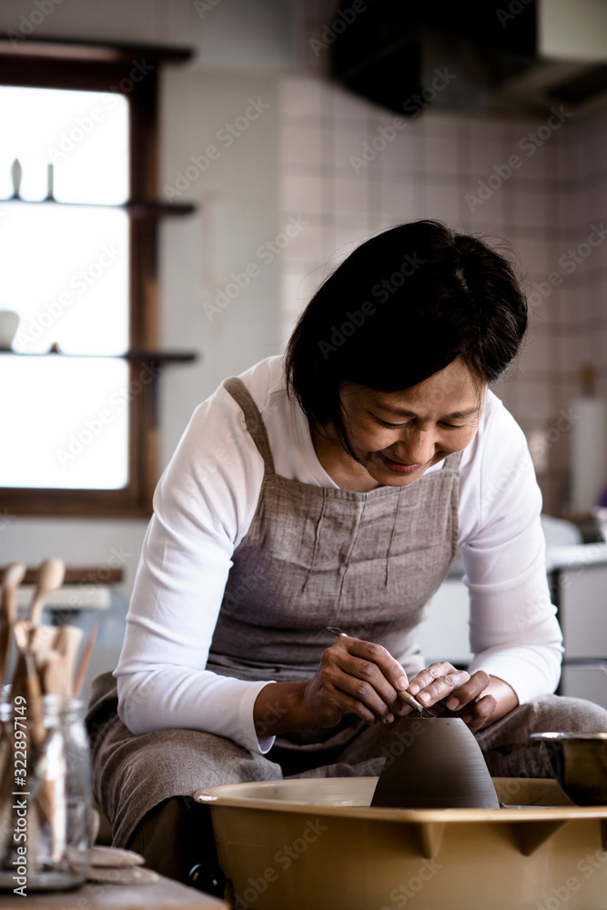 陶芸をする女性 陶芸をする女性