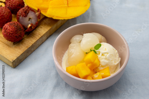 Фотография Garnished lychee and mango with vanilla ice cream