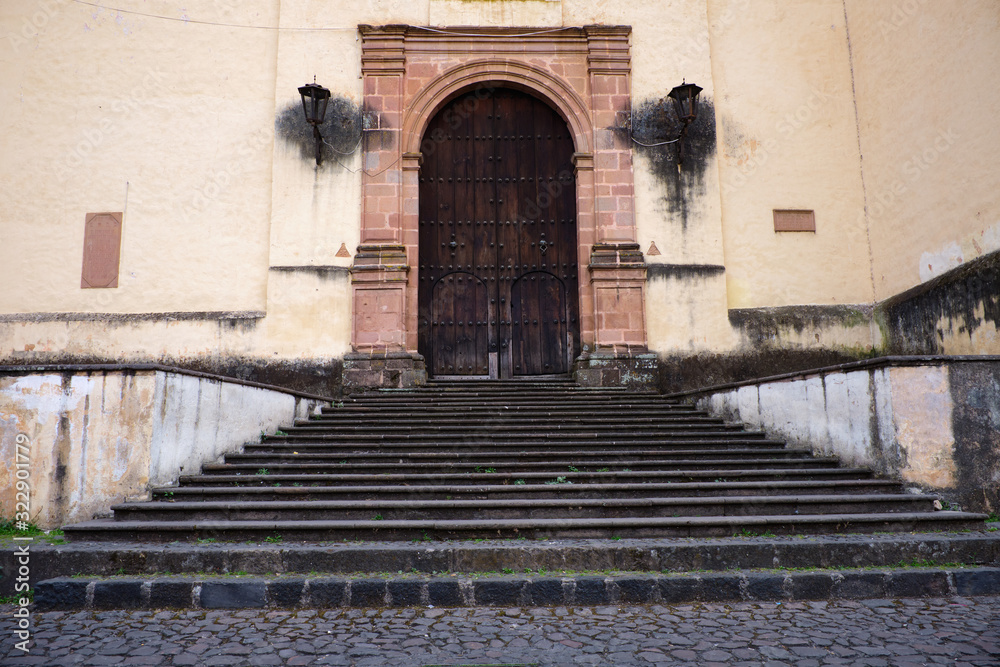 Naklejka premium Puerta de iglesia en Patzcuaro, Michoacan
