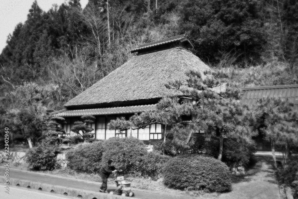 藁葺屋根の家と通りすがりの老人 #モノクローム / 山口県山口市徳地 藁葺屋根の家と通りすがりの老人 #モノクローム / 山口県山口市徳地