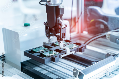Fotografi Robotic vision sensor camera system in intellegence pcb factory