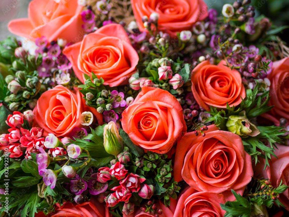 Fototapeta premium Beautiful living coral roses flowers bouquet, romantic relationship and floral design concept, luxury bouquet flowers as holiday love present on Valentines Day, mother day, weeding